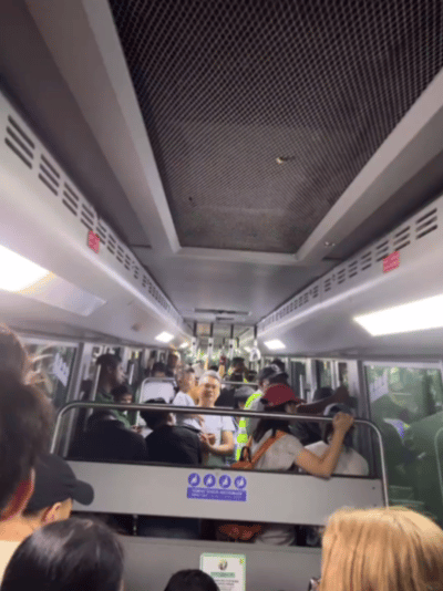 槟城升旗山小火车普通通道排队进入中部车厢