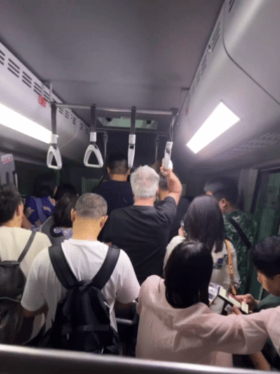槟城升旗山缆车普通通道中间排视角